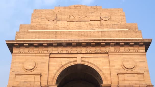 Cerrar inclinación abajo clip de la puerta de la India en Nueva Delhi al amanecer — Vídeo de stock