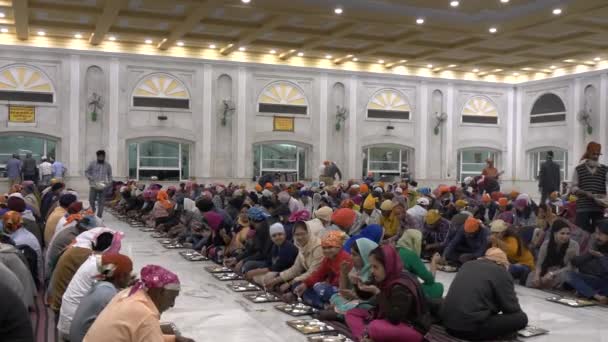 DELHI, INDIEN - 13. MÄRZ 2019: Gemeinschaftsgastronomie im Gurudwara bangla sahib sikh Tempel in Delhi — Stockvideo