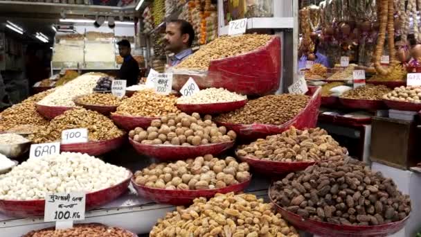 DELHI, INDIA - MARS 14, 2019: zooma in nära en visning av nötter på kryddmarknaden i gamla delhi — Stockvideo