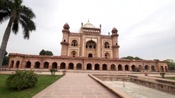 DELHI, INDIA - 14 DE MARZO DE 2019: vista panorámica del frente de la tumba de safdarjungs en Delhi — Vídeos de Stock