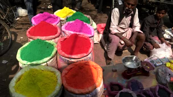 DELHI, INDE - 14 MARS 2019 : sacs de poudre colorée pour holi et vendeurs au marché aux épices dans le vieux delhi — Video