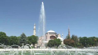 İstanbul 'daki Çeşme ve Hagia Camii' nin gündüz çekimi.