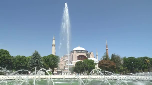 Dzienne ujęcie fontanny i meczetu hagia sophia w Stambule — Wideo stockowe