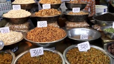 Hindistan, Delhi 'deki baharat pazarında kurutulmuş meyve ve fındığa zum yap.