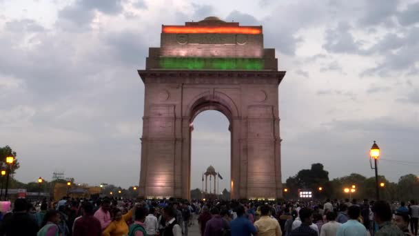 DELHI, INDIA - MARS 14, 2019: bred gimbal steadicam clip gå mot India grind flagga skymning i India — Stockvideo