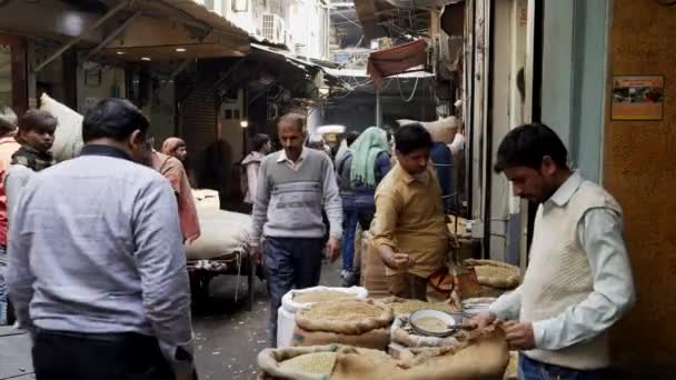 DELHI, INDIA - 2019. március 14.: forgalmas sikátor a régi delhi chandni chowk fűszerpiacán — Stock videók