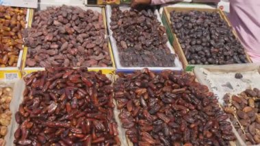 Old Delhi India 'daki baharat pazarında kurutulmuş tarihler sergileniyor. 4K 60p