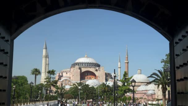 СТАМБУЛ, ТУРКЕЙ - 21 мая 2019 года: вблизи мечети Хагия София, обрамленной аркой в Стамбуле — стоковое видео