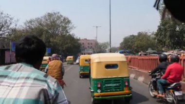 DELHI, INDIA - 14 Mart 2019, 4K 60p pov eski Delhi sokaklarında bir rikşovun videosu