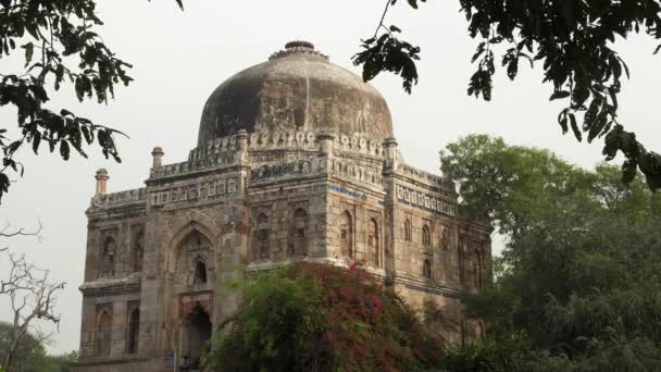 在Delhi村舍花园关闭shish gumbad坟墓 — 图库视频影像