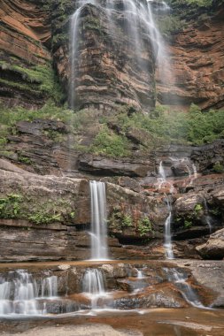 Wentworth 'un alt kısmının uzun pozlama görüntüsü NSW' nin mavi dağlarına düşer.