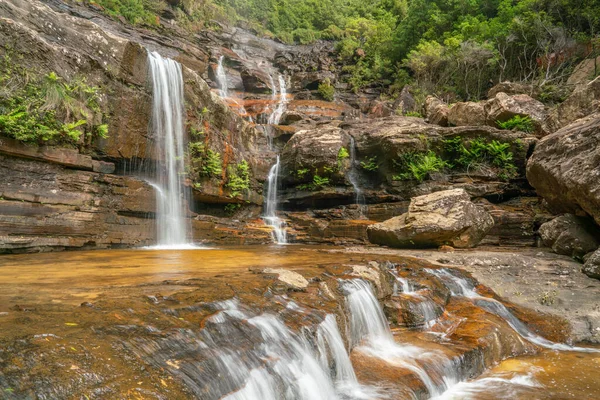 Wentworth 'un tabanının uzun soluklu kenar görüntüsü NSW' nin mavi dağlarına düşer.