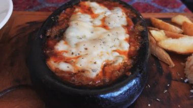 İstanbul 'da bir restoranda kaynayan sıcak musakkanın kapanışı... 4K 60p.