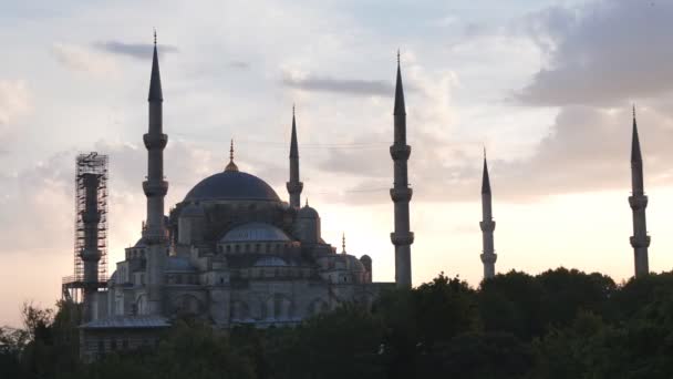 Медленное увеличение знаменитой голубой мечети на закате в istanbul- 4K 60p — стоковое видео