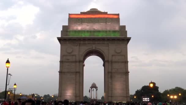 DELHI, INDIA - 14 mars 2019: gimbal steadicam clip gå mot India gate med indian flagga i skymningen — Stockvideo