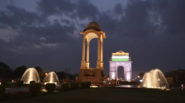 Hindistan Kapısı, tepe örtüsü ve New Delhi, Hindistan 'daki çeşme manzarası geniş.