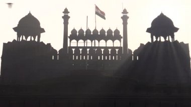 Hindistan 'daki eski Delhi' nin kırmızı kalelerinde güneş ışığı ve bayrak.