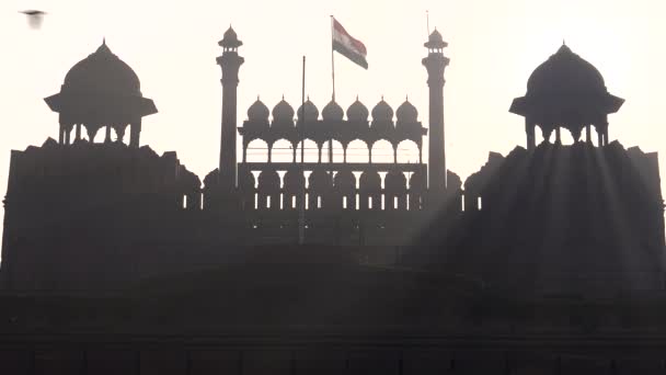 Sonnenstrahlen und Fahne an den roten Forts lahori gate des alten Delhi in Indien — Stockvideo