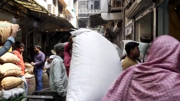DELHI, INDIA - 14 Mart 2019: Chandni chowk, Old Delhi 'deki baharat pazarındaki işçilere yakın çekim — Stok video