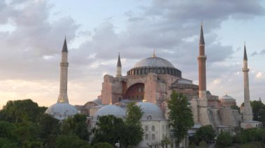 İstanbul 'da günbatımında Somali Camii' ne yakınlaş.