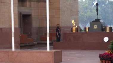 DELHI, Hindistan - 14 Mart 2019: Hindistan kapılarının gündoğumu Yeni Delhi 'de sonsuz alev ve asker
