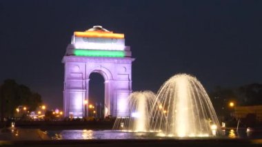 Yeni Delhi 'de gece vakti üzerine Hint bayrağı yansıtılan bir fıskiyenin ve Hindistan kapısının üzerini kapatın.