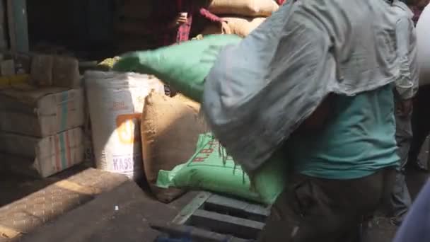 DELHI, INDIA - 14 DE MARZO DE 2019: Portero levanta bolsa en su cabeza en el mercado de especias en la antigua delhi- 4K 60p — Vídeos de Stock