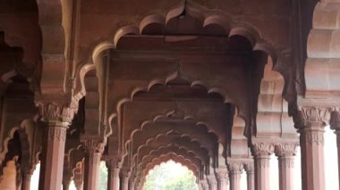 DELHI, INDIA - 15 Mart 2019: Eski Delhi 'deki Red Fort' ta güzel kemerlerin altında yürüyen vibratör klibini kapatın