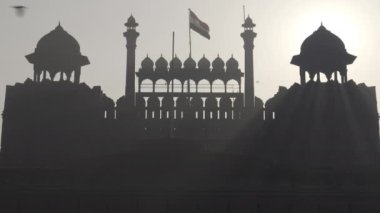 Eski Delhi 'nin kırmızı kale kapısında güneş ışığı ve kızılderili bayrağı.