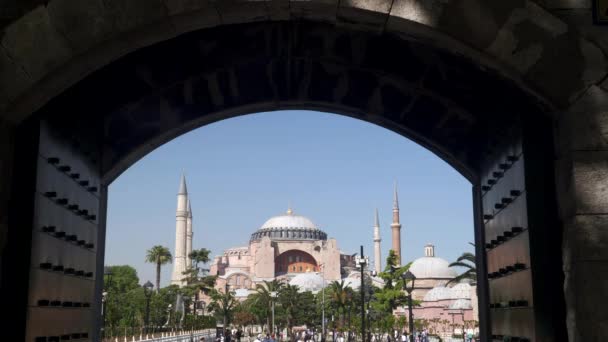 Hagia sophia gesehen durch einen bogen in istanbul — Stockvideo