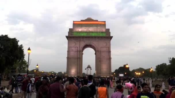 DELHI, INDIA - MARS 14, 2019: gimbalt klipp av indiaportal upplyst med flagga vid skymning — Stockvideo