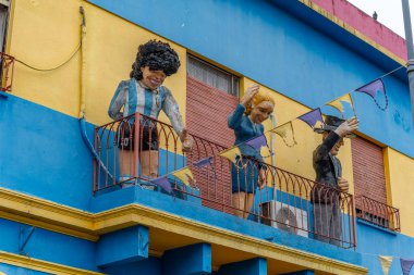 BUENOS AIRES, ARGENTINA - MARCH, 10, 2024: Boca Juniors Stadyumu yakınlarındaki balkonda bulunan Diego Maradona ve Eva Peron 'un figürleri