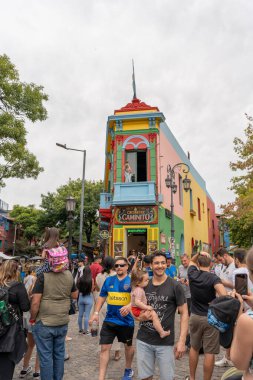 BUENOS AIRES, ARGENTINA - MARCH, 10, 2024: Caminito Caddesi ve La Boca Bölgesi 'nin köşesindeki renkli bir bina ve turist kalabalığı