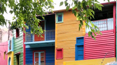 BUENOS AIRES, ARGENTINA - MARCH, 10, 2024: Caminito caddesinde renkli boyanmış binaların yakın çekimi