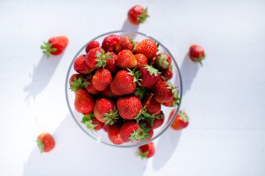 Masada çilekler var.