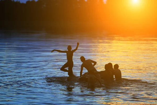 Een zorgeloze vakantie op het water. — Stockfoto