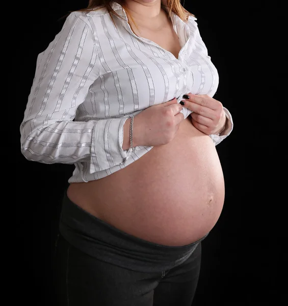 Uma jovem mulher grávida. — Fotografia de Stock