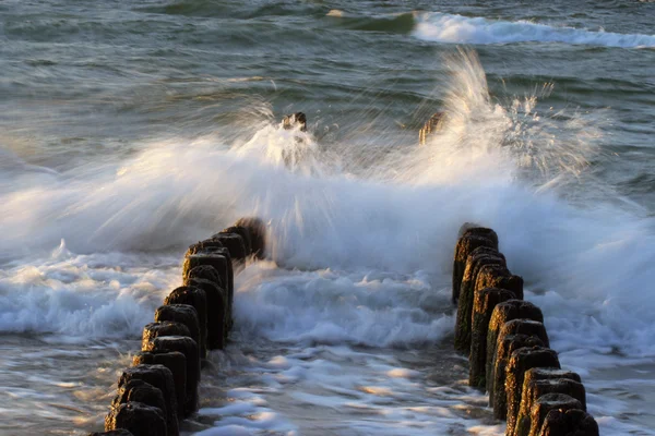 Brise-lames et vagues par une journée venteuse — Photo