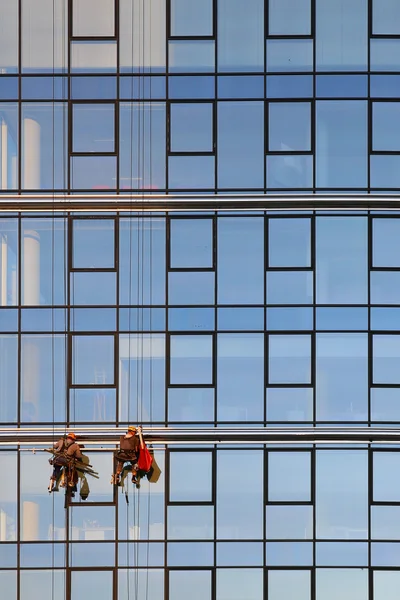 Lavando janelas em um prédio alto — Fotografia de Stock