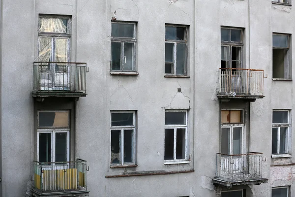 Oude verwaarloosde woonhuis — Stockfoto