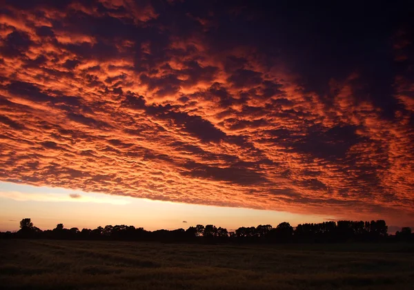 Nuvens incomuns sobre o campo — Fotografia de Stock