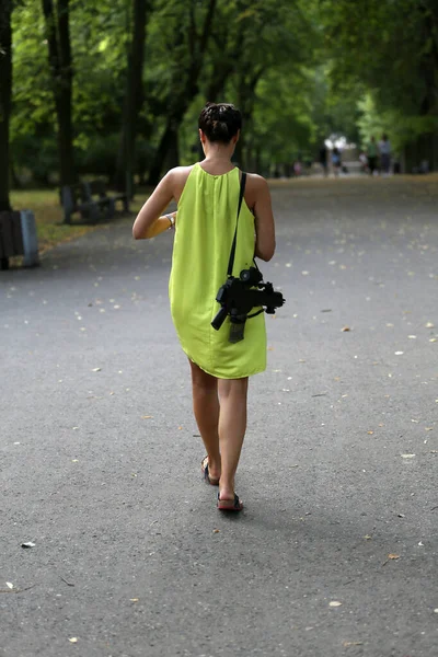 彼女の肩に機関銃を持つ公園の女性 — ストック写真