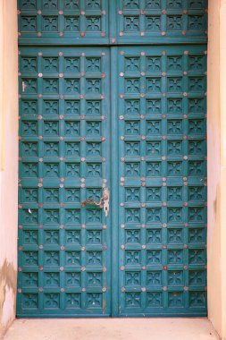 İlginç renkte eski ahşap kapılar.