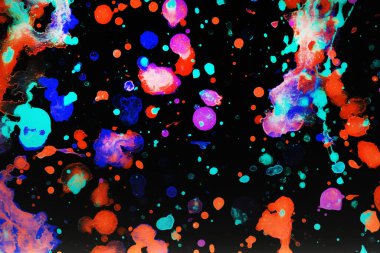 Siyah arka planda renkli boya noktaları .