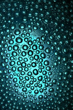 Yeşil arka planda düzensiz bir şekilde düzenlenmiş. .