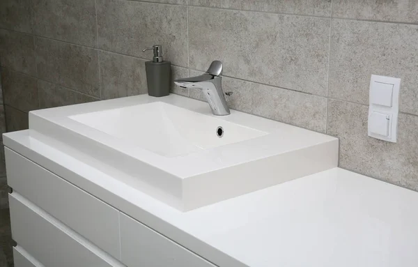 Ein Weißes Waschbecken Mit Wasserhahn Einer Modernen Wohnung — Stockfoto