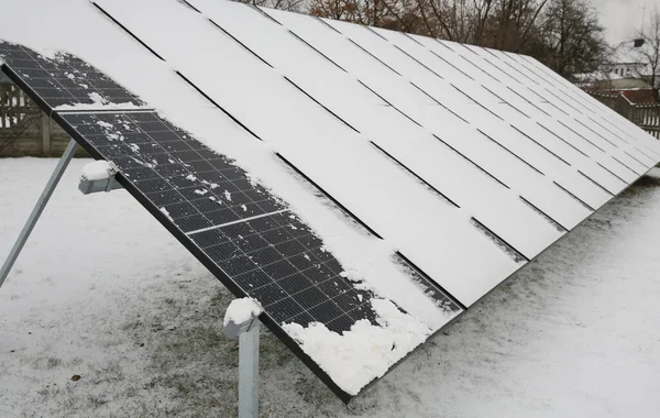 Fotovoltaïsche Panelen Bedekt Met Sneeuw Een Besneeuwde Dag — Stockfoto