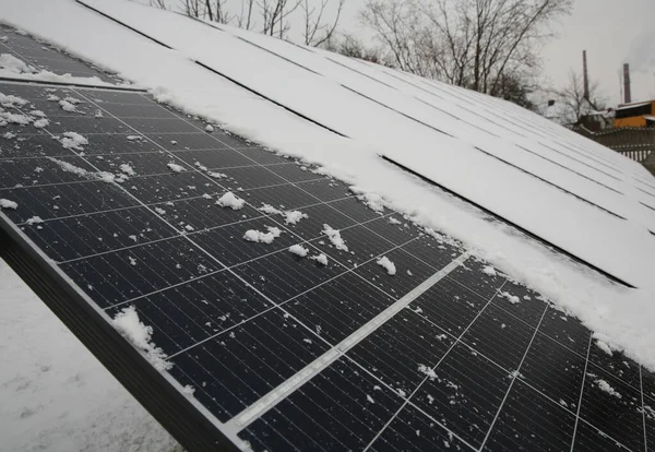 Fotovoltaïsche Panelen Bedekt Met Sneeuw Een Besneeuwde Dag — Stockfoto