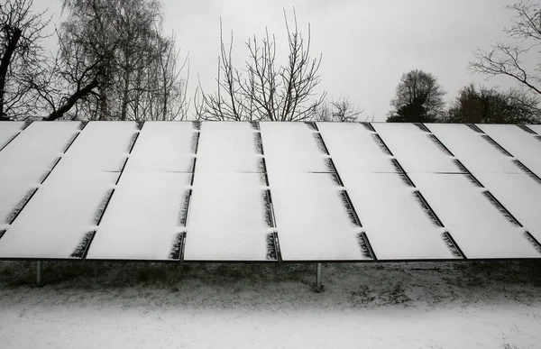 Paneles Fotovoltaicos Cubiertos Nieve Día Nevado —  Fotos de Stock