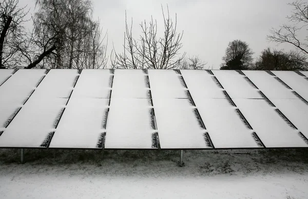 Fotovoltaïsche Panelen Bedekt Met Sneeuw Een Besneeuwde Dag — Stockfoto